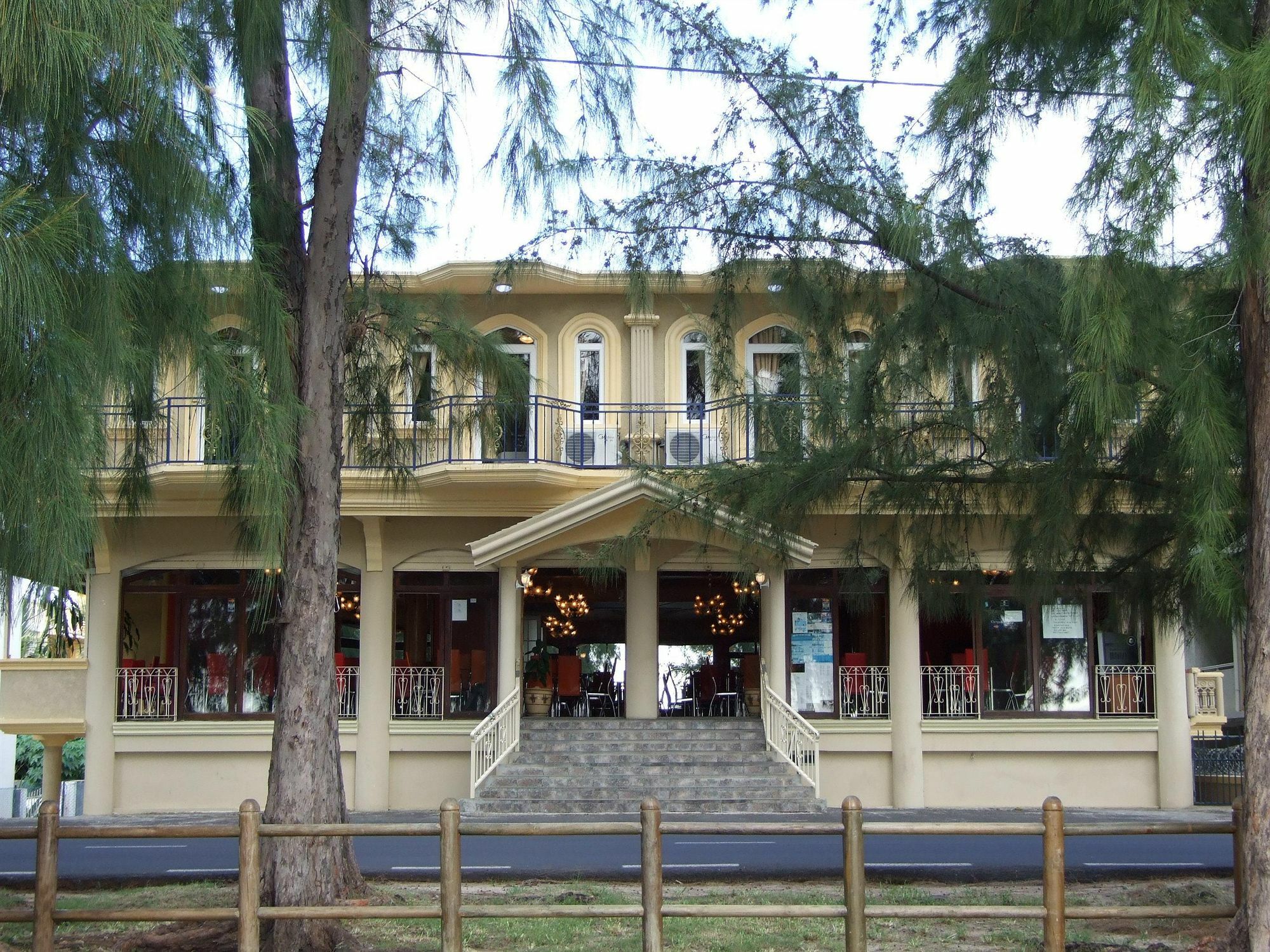Hotel White Shell Lounge And Restaurant à Flic-en-Flacq Extérieur photo